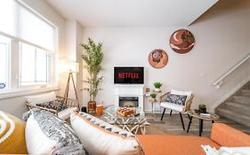 Bali Style Home - King Bed - Fireplace - Jacuzzi - Fast Wi-Fi - Free Netflix & Garage Parking